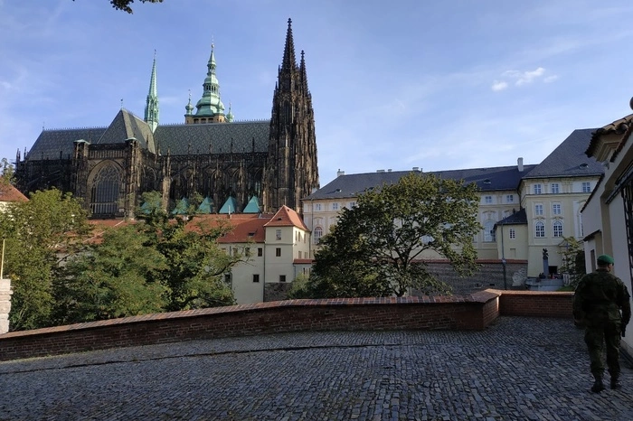 Премьер Чехии предложил сузить число переговорщиков с Россией от ЕС до четырех