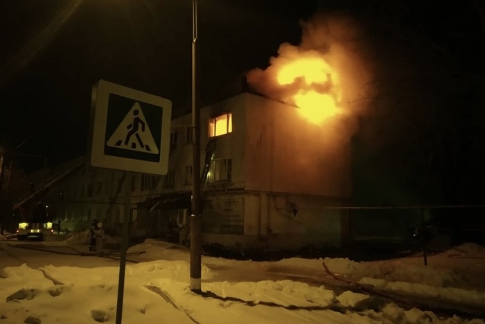 «Спасать там уже нечего»: на Урале ночью сгорел жилой дом, соседи остались без квартир