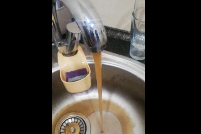 Тысячи жителей Первоуральска выстроились в очереди за водой