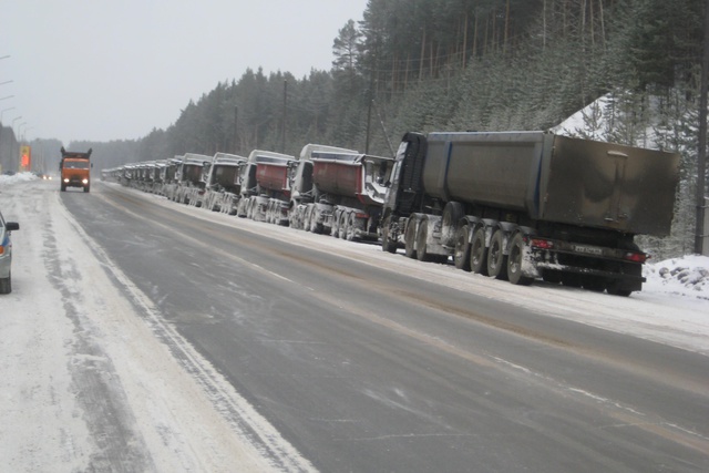 Автоколонна из 23 грузовиков уже неделю стоит на свердловской трассе