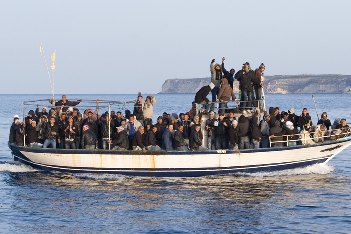 ЕС начинает военную операцию против перевозчиков беженцев