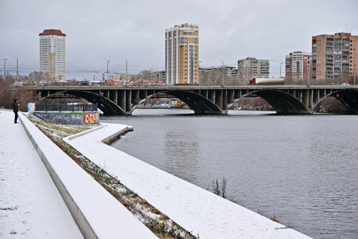 Макаровский мост в Екатеринбурге получит резиновые столбики
