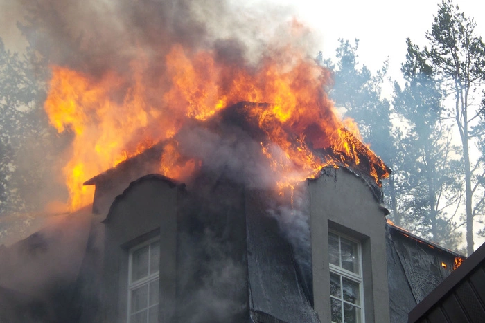 Причиной пожара в элитном поселке таунхаусов стала незаконная перепланировка