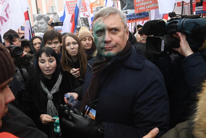 Умывший пассажиров зеленкой таксист добровольно пришел в полицию