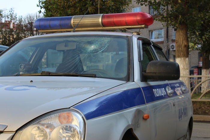 Злостный нарушитель конечностями повредил патрульный автомобиль в Первоуральске