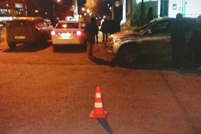 В Екатеринбурге водитель во дворе дома сбил пешехода и скрылся с места ДТП
