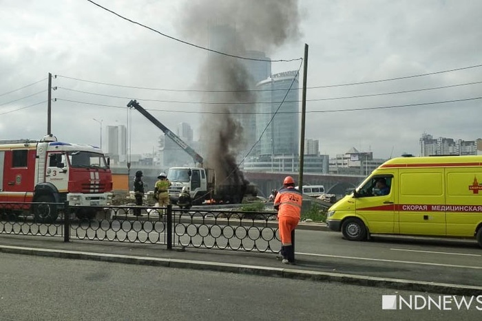 ЧП на Макаровском мосту: манипулятор задел ЛЭП и загорелся