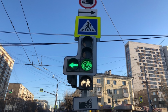 На дорогах Екатеринбурга появился новый светофор. Расказываем, для чего
