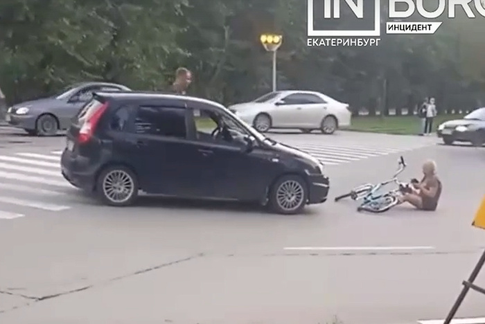 Екатеринбуржец за рулём иномарки сбил бабушку-велосипедистку на пешеходном переходе