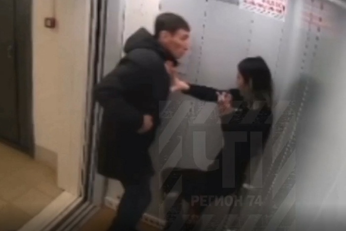 Видео снятое мужьями. Мужчина в лифте. Нападение на девочку в лифте.