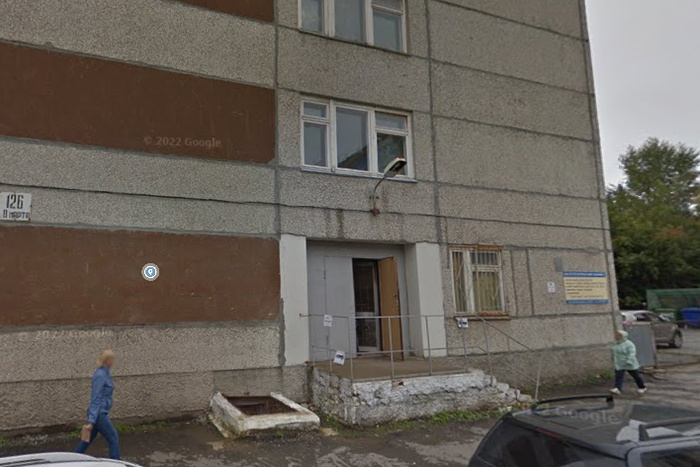 В Екатеринбурге женщина с младенцем получили травмы, упав на скользком крыльце детской больницы
