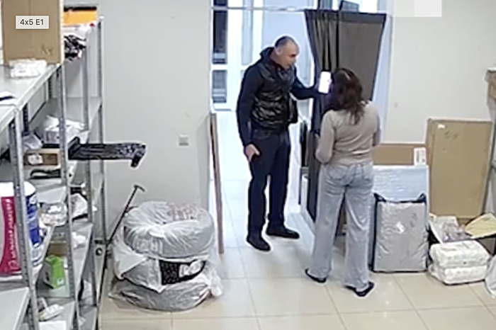 В Екатеринбурге неизвестный довел сотрудницу Ozon до слез из-за патчей для глаз