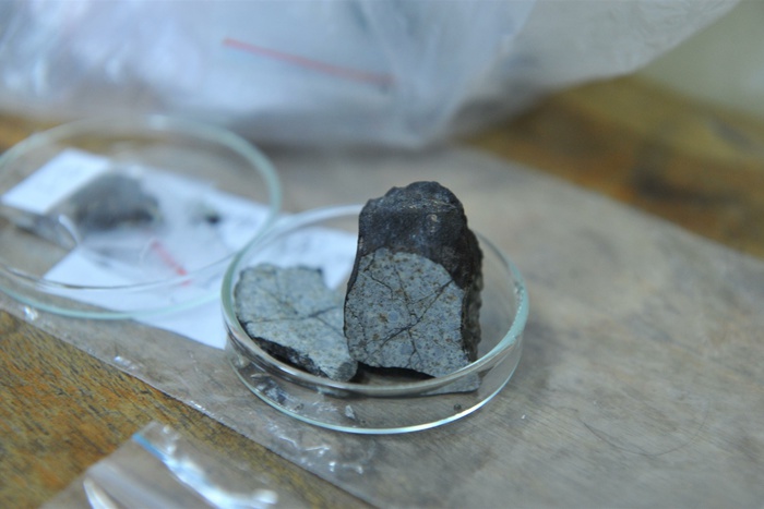 Качканарская пенсионерка очищает воду челябинским метеоритом