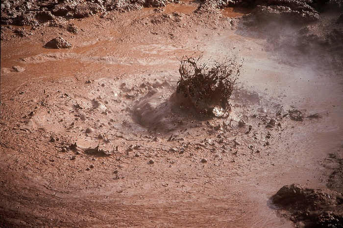 Девочка застряла по пояс в яме с водой и глиной в Нижнем Тагиле