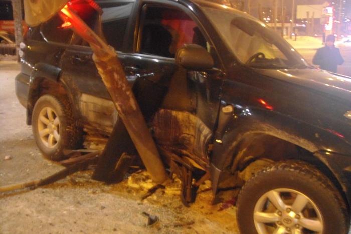 На Щербакова внедорожник после ДТП снёс знак, врезался в столб и сбил пешехода