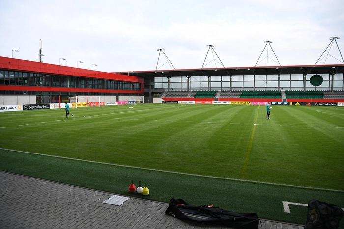 Семь футболистов в Германии отчислены из клуба за фото с нацистским приветствием