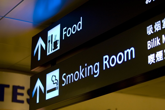 Минздрав предлагает разрешить аэропортам не более двух курительных комнат