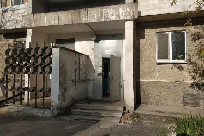 В Екатеринбурге местный житель разгромил квартиру и затопил подъезд