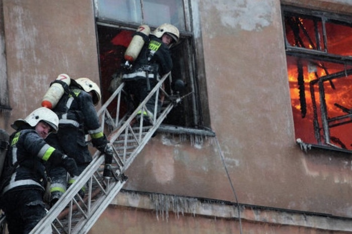 В Екатеринбурге при пожаре в жилом доме погиб человек