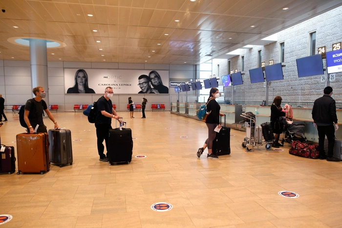 Роспотребнадзор рекомендовал авиакомпаниям заполнять самолеты наполовину