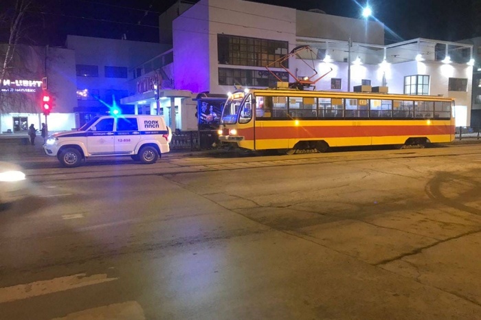В центре Екатеринбурга силовики устроили обыск в трамвае