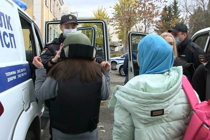 В Екатеринбурге полицейские провели со школьниками беседу об экстремистских проявлениях