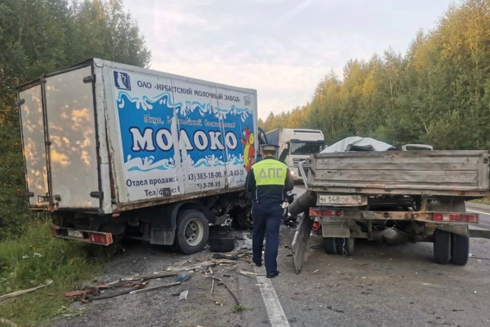 Под Екатеринбургом столкнулись сразу три грузовика