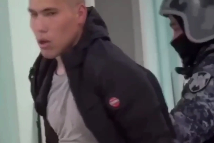 В Челябинске задержали мужчину, проникнувшего в школу с криками «Хочу учиться!»