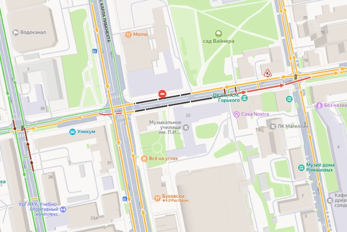 В центре Екатеринбурга без предупреждения перекрыли улицу