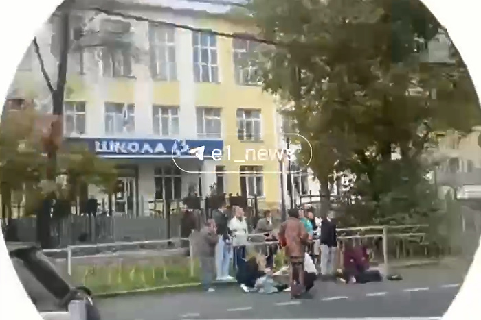 Машина такси сбила женщину с ребёнком во Втузгородке возле школы