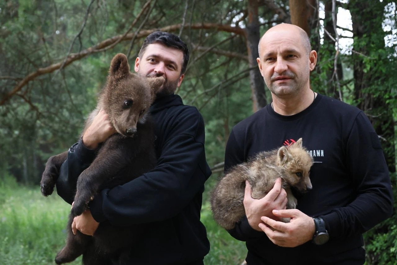 Джефф Монсон приехал в Сысерть и обнялся с медведем