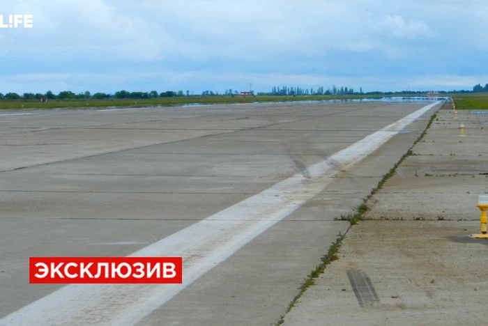 Самолет сел мимо полосы в аэропорту Симферополя