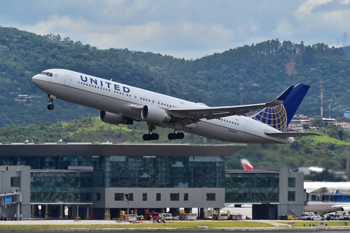 United Airlines заключила мировое соглашение с пострадавшим врачом