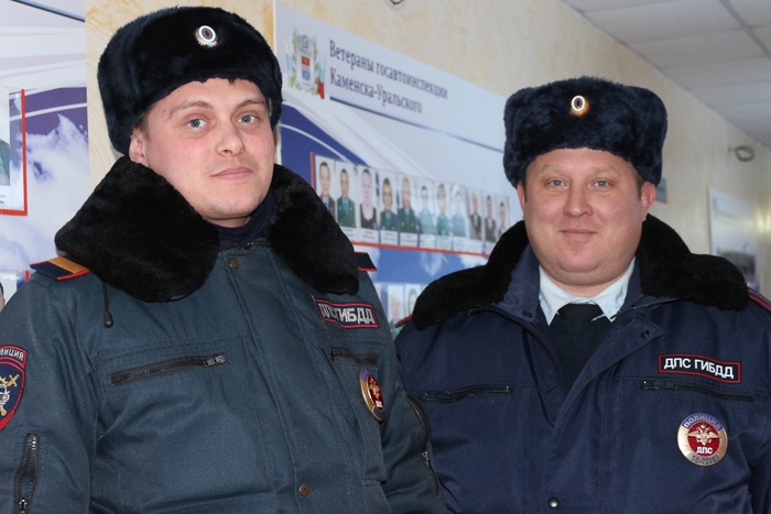 В Свердловской области автоинспекторы спасли замерзающего на трассе пешехода