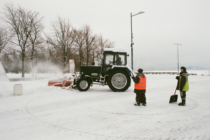 В мэрии Екатеринбурга рассказали, кто обязан чистить от снега внутридворовые проезды