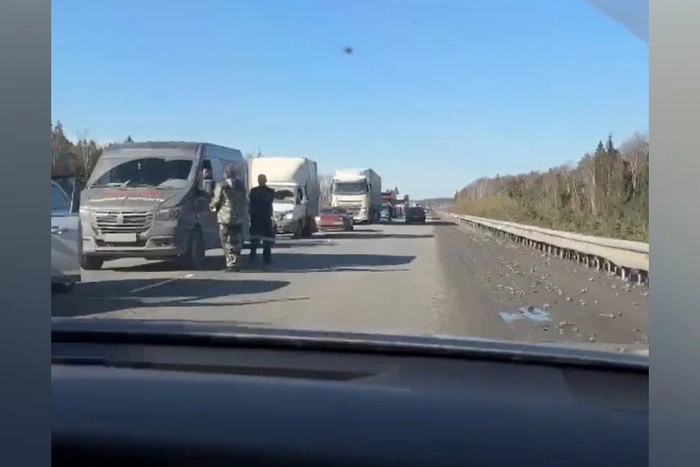 На ЕКАД образовалась многокилометровая пробка из-за застрявшей «Оки»