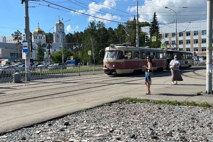 В Екатеринбурге на остановке «Пехотинцев» задымился трамвай