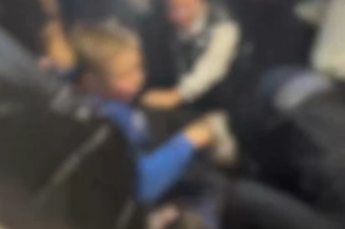 «Затаптывают в раздевалке»: в екатеринбургской школе дети устроили давку