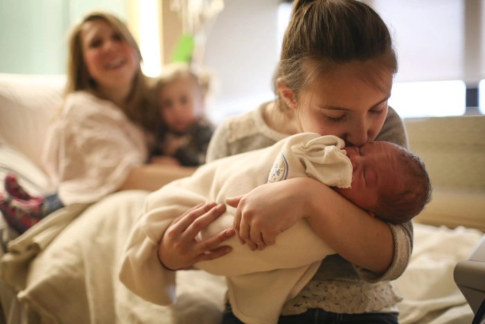 В Екатеринбурге суд установил личность 12-летней беременной цыганки