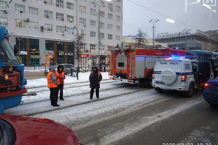 В центре Екатеринбурга остановили движение трамваев из-за обнаруженного предмета