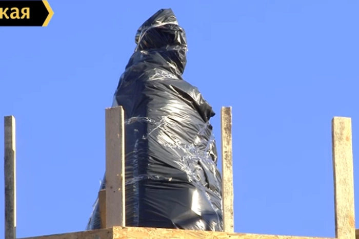 В Одессе демонтировали памятники Екатерине II и Суворову