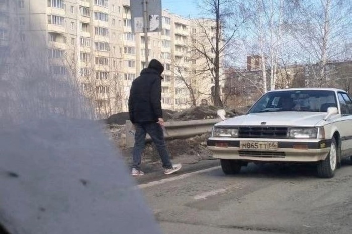 Под Екатеринбургом заметили пьяного мужчину, бегавшего по улице с ножом