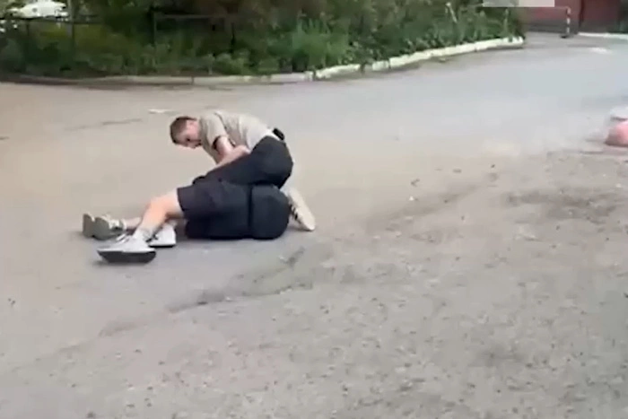 «Прислонил оружие к виску и избил»: в Екатеринбурге напали на ведущего детского телеканала «Карусель»