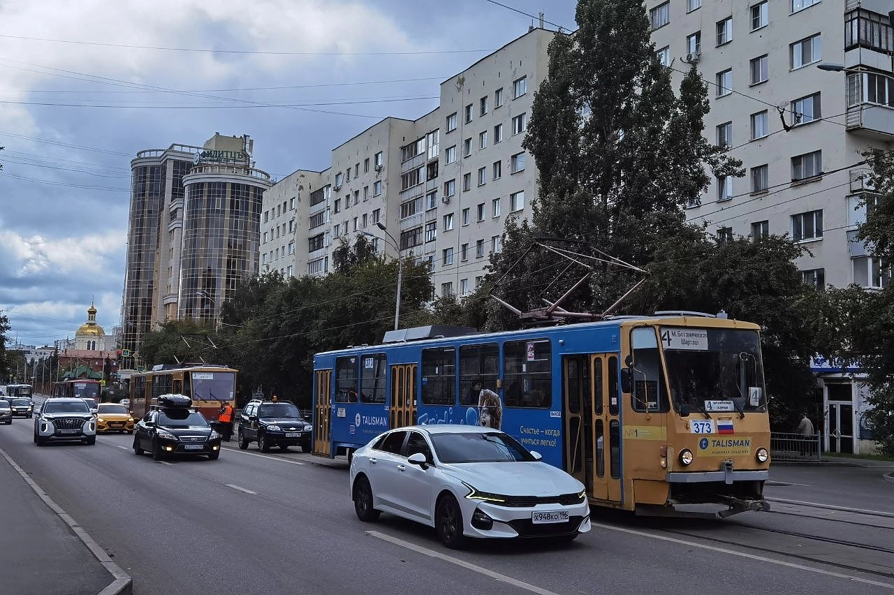 Ждем скорую: в центре Екатеринбурга встали трамваи
