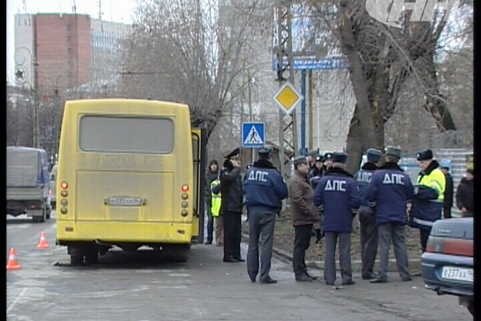 Две женщины пострадали при столкновении автобусов и легковушки в Екатеринбурге