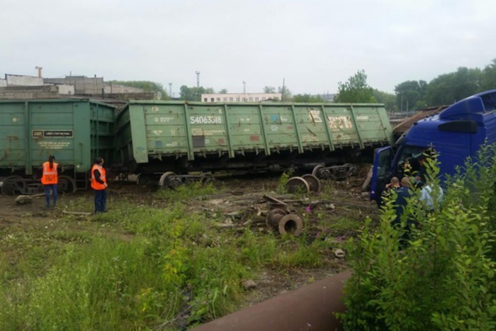 Жертвами столкновения грузовика с тепловозом на Южном Урале стали два человека