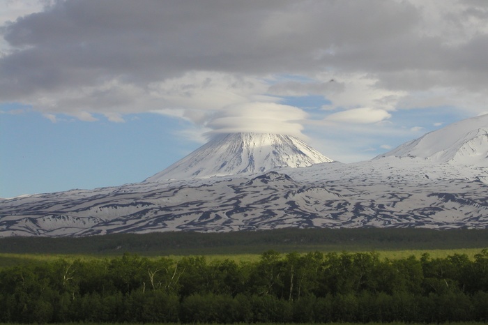 Пепловый шлейф вулкана Ключевской на Камчатке протянулся на десятки километров