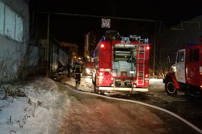 Два часа пожарные сражались с огнем в екатеринбургском цеху вчера вечером