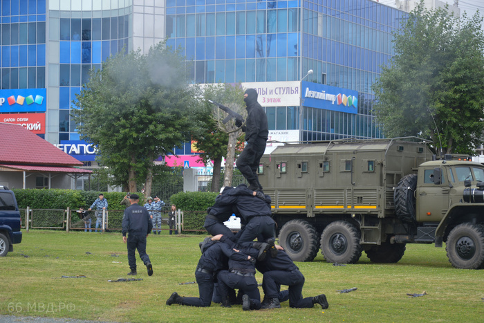 В Первоуральске силовики провели показательные выступления для граждан