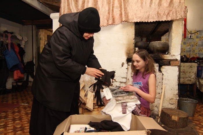 Жители Екатеринбурга соберут подарки к Пасхе для детей из деревень и сел